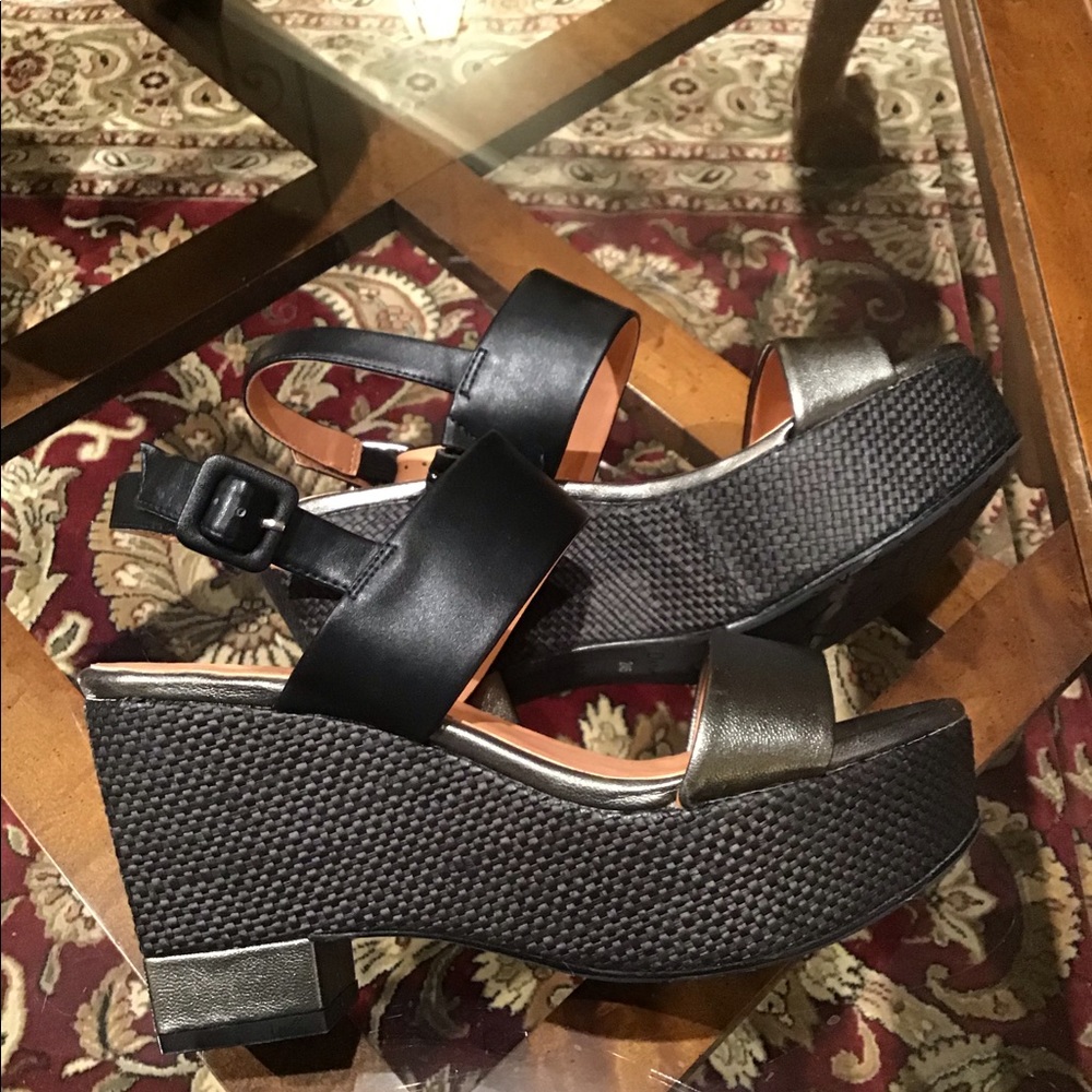 Black wedges
